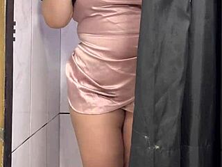 sapatona pica gigante fode cliente vestiário rio gozando sem parar