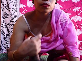 Cheating indian bhabhi in pink saree blows boyfriend roughly