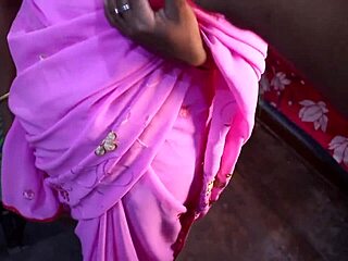 Cheating indian bhabhi in pink saree blows boyfriend roughly