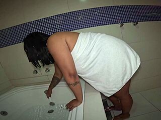 safada motel handjob in tub then smokes it up 💨🛁