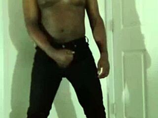 Cum Worship This Romantic Jeans Babe For Free Tonight!