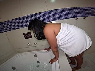 safada motel handjob in tub then smokes it up 💨🛁
