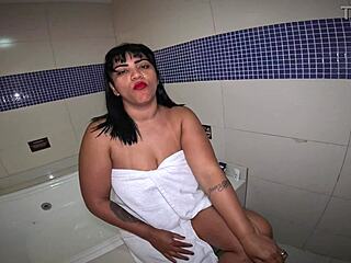 safada motel handjob in tub then smokes it up 💨🛁