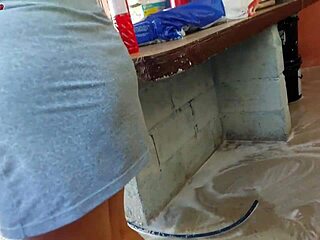 a empregada baixinha pegou meu pau e fodeu na área da casa