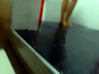 Esposa infiel nora milf chupada profunda y follada en ducha hotel por semental andy z