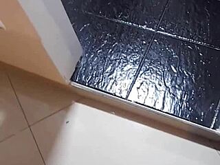 Esposa infiel nora milf chupada profunda y follada en ducha hotel por semental andy z