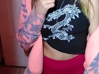 Bonneyuwu, why so pretty with 3 25 lollipops teasing your lips?