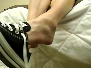 Zoey Paiges Sexy Barefoot Soles Tease