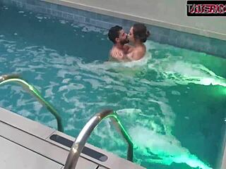 levou ela pro motel e fodeu gostoso na piscina