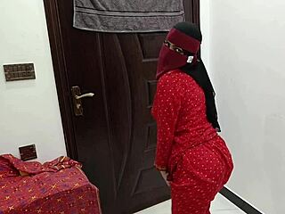 Beautiful Desi Pakistani Housewife's Seductive Nude Dance