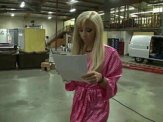 Jessica Lynn's tight pussy wrecked before epic facial blast