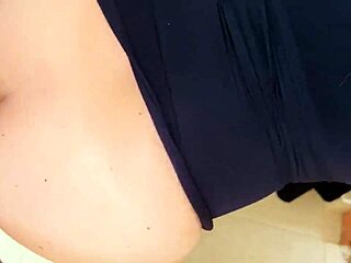 Latina madrastra juega con maduro en casa