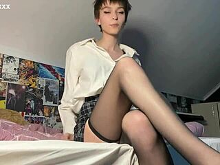 i'm a skinny cutie rubbin my shaved pussy so good try not not cum yet ohh