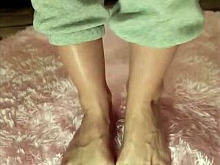 i need your lips on my bare feet now