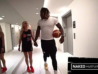 Black bodybuilder hoops milf pussy with monster cock