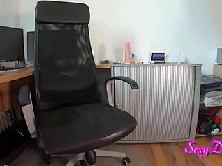 pawg secretary shakes huge ass in office 🔥🍑💦