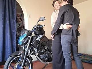 Mi novia me chupa verga y da culo en moto 🔥🍆🍑