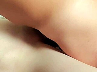 変態貧乳オナホ女が杭打ち騎乗位で即射精寸前😈中出しパイパン主婦