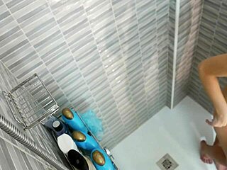 BOLD STEAMY SHOWER SHAVE PUSSY ACTION
