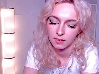 Blonde amateur dances provocatively on live webcam show