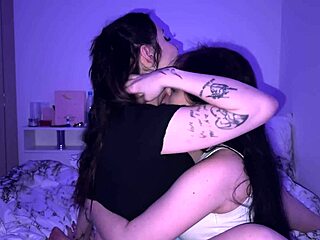 Blue Eyed Girlfriend Legs Squeezed For Dirty Cunnilingus
