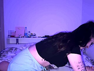 Blue Eyed Girlfriend Legs Squeezed For Dirty Cunnilingus