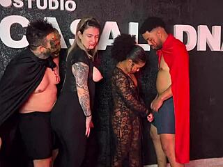 festa de halloween da putaria uma suruba gostosa entre casais chupando gostoso a buceta molhada