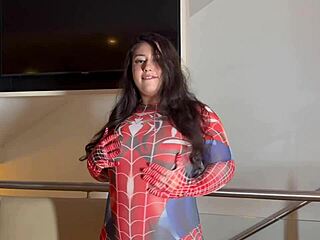 Mulher aranha gosta de chupar piroca ate as bolas