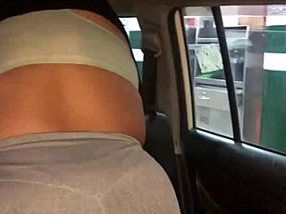 madre soltera me chupa la pinga en un taxi por lima
