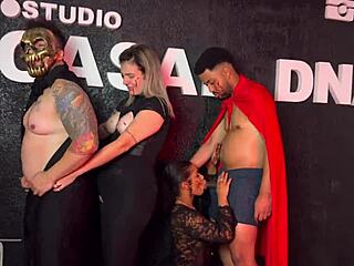 festa de halloween da putaria uma suruba gostosa entre casais chupando gostoso a buceta molhada