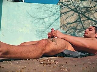 Big men sexy big cock y culo tomando sol sensualidad cómoda relajado y acostado