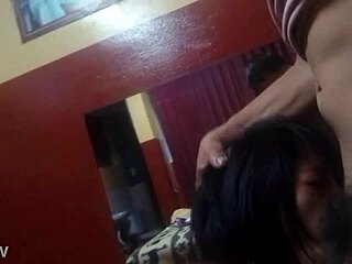 Chica emo le encanta mamar verga