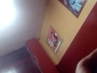 Chica emo le encanta mamar verga
