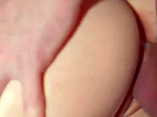 Semen continuo entre los labios