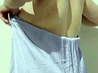Cewek mulus pantat montok nyobain rok satin baru sambil pamer memek bokep indonesia terbaru