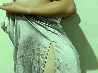 Cewek mulus pantat montok nyobain rok satin baru sambil pamer memek bokep indonesia terbaru
