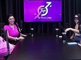 Duas Safadas Ficam Peladas Mostrando O Peito e a Buceta Gostosa
