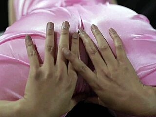 Bokep Indonesia terbaru mainin memek chindo mulus