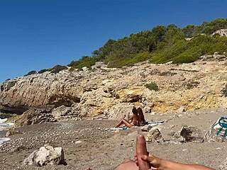 Mujeres brasileñas follando con hombres extranjeros en una playa nudista